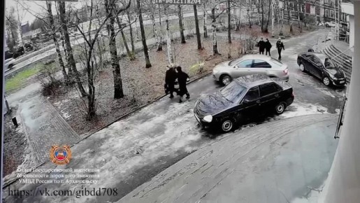 В Архангельске пьяная женщина-водитель сбила двоих пешеходов и протаранила автомобиль
