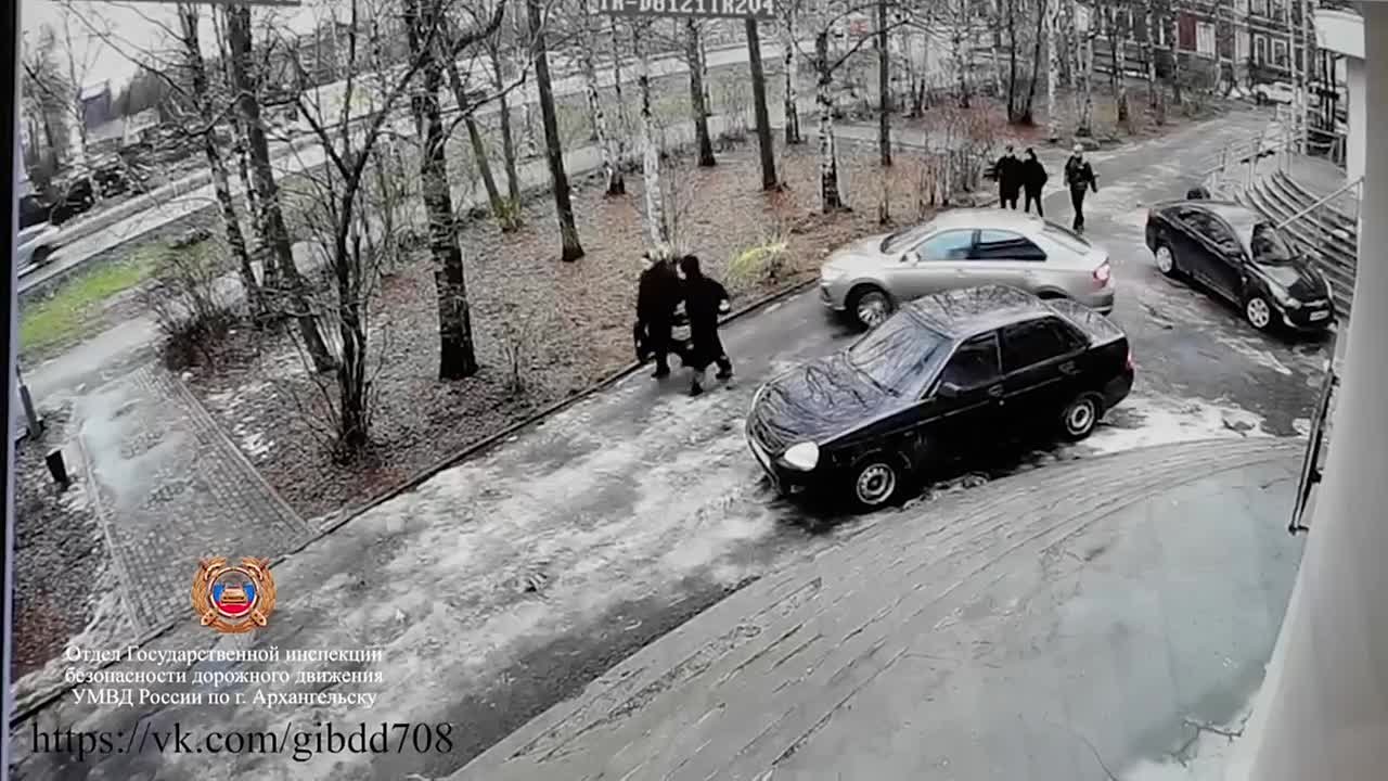 В Архангельске пьяная женщина-водитель сбила двоих пешеходов и протаранила автомобиль