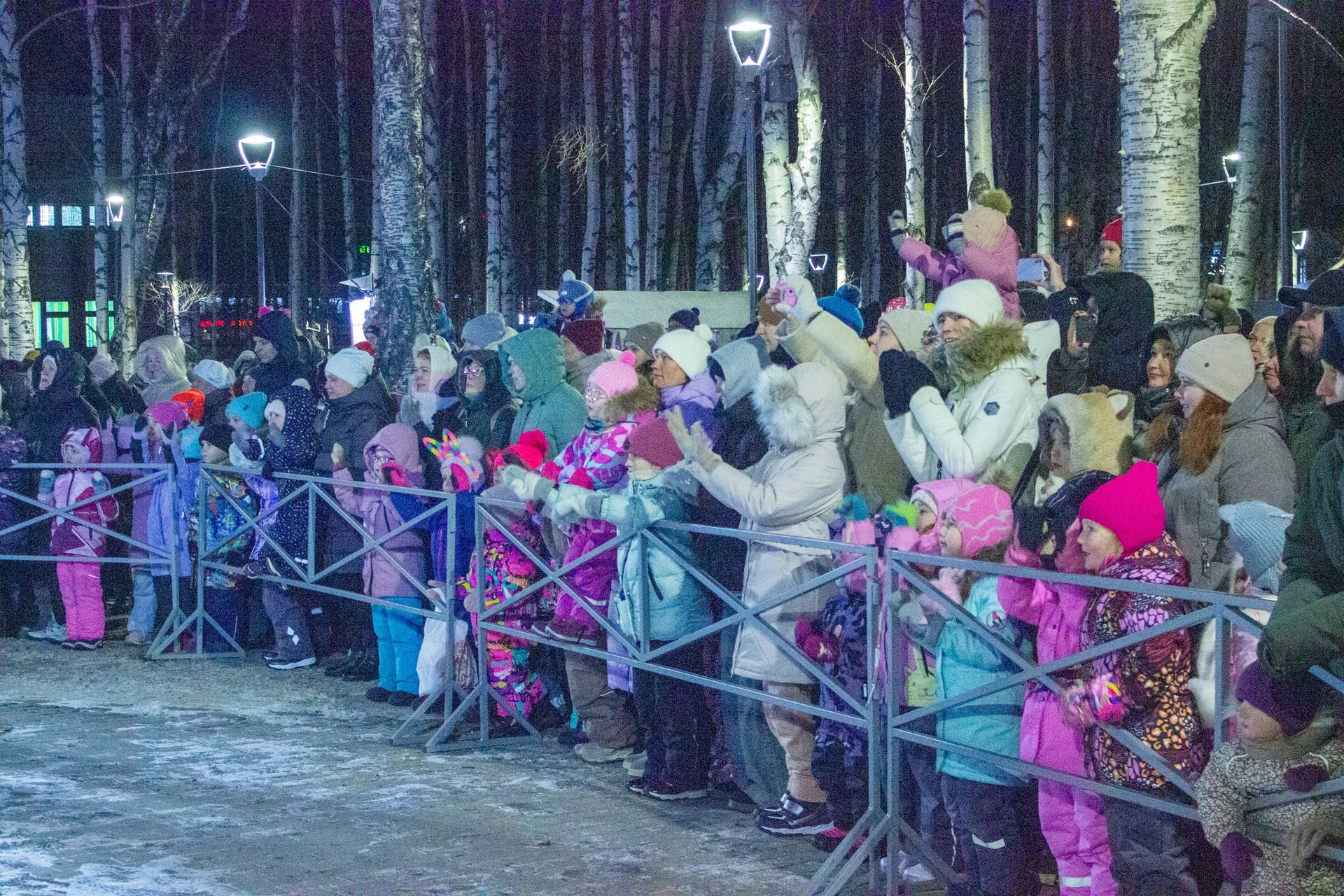 6 декабря соломбальский Белый сквер стал настоящим Волшебным лесом — именно здесь прошёл яркий праздник в честь дня рождения Снеговика 6 декабря соломбальский Белый сквер стал настоящим Волшебным лесом — именно здесь прошёл яркий праздник в честь дня рождения Снеговика