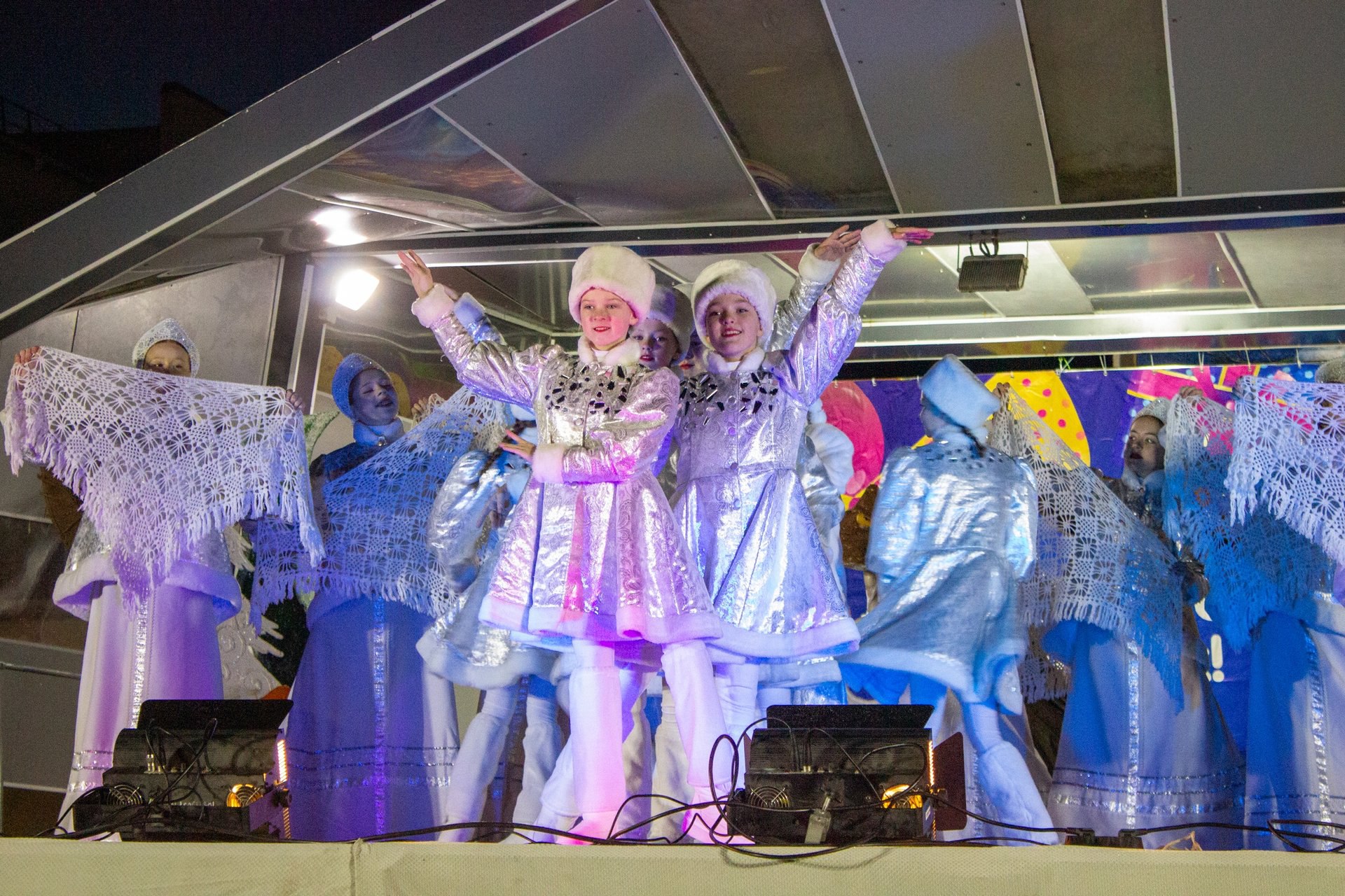 6 декабря соломбальский Белый сквер стал настоящим Волшебным лесом — именно здесь прошёл яркий праздник в честь дня рождения Снеговика 6 декабря соломбальский Белый сквер стал настоящим Волшебным лесом — именно здесь прошёл яркий праздник в честь дня рождения Снеговика