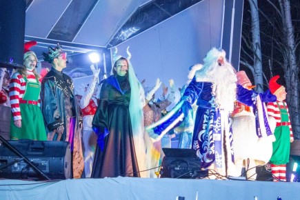 6 декабря соломбальский Белый сквер стал настоящим Волшебным лесом — именно здесь прошёл яркий праздник в честь дня рождения Снеговика