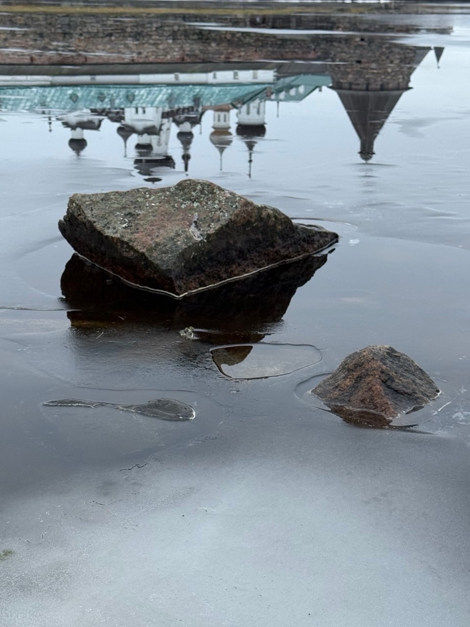 На Соловках необыкновенно тепло, влажно и тихо На Соловках необыкновенно тепло, влажно и тихо