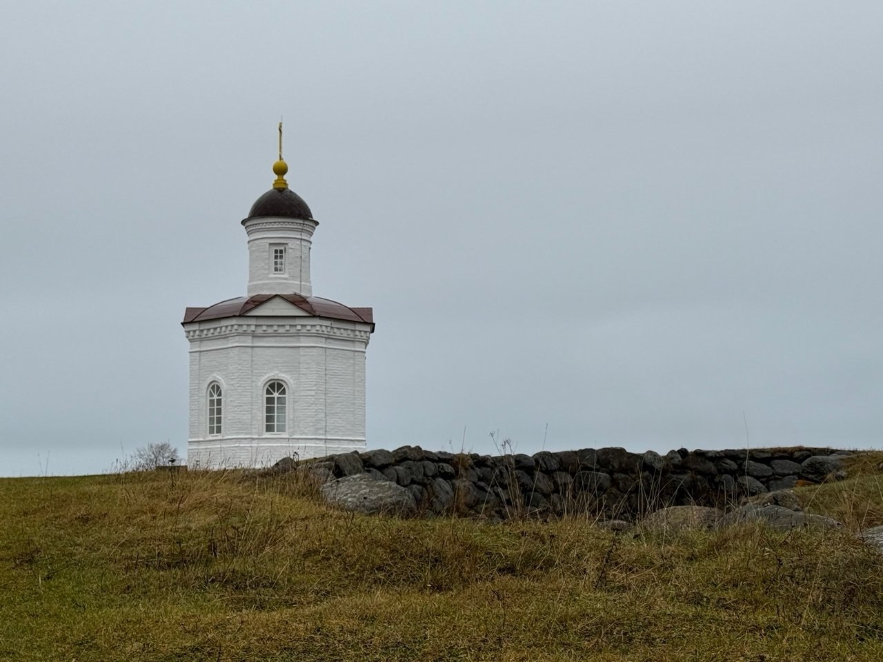 На Соловках необыкновенно тепло, влажно и тихо На Соловках необыкновенно тепло, влажно и тихо