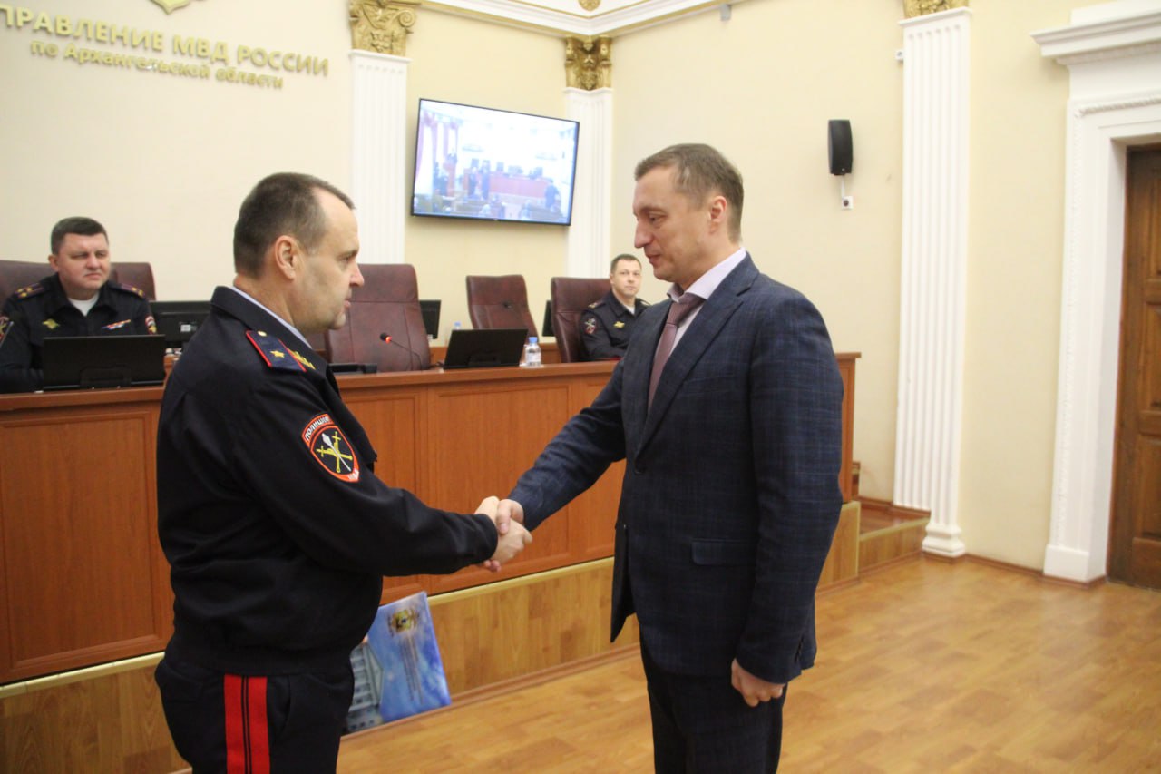 Сегодня в торжественной обстановке начальник УМВД России по Архангельской области генерал-майор полиции Дмитрий Остапенко поздравил личный состав подразделений по контролю за оборотом наркотиков с профессиональным...
