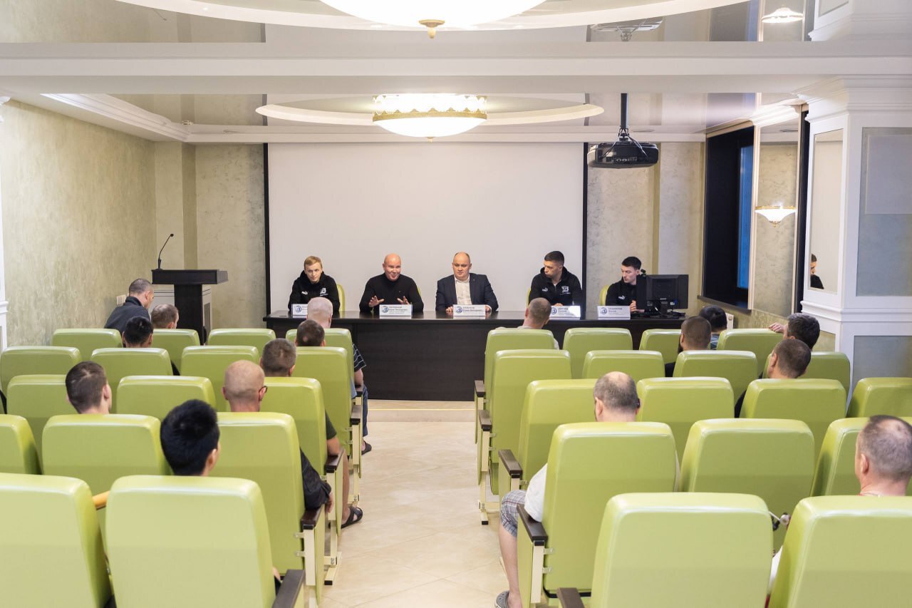 Хоккейный клуб «Водник» встретился с участниками СВО Хоккейный клуб «Водник» встретился с участниками СВО