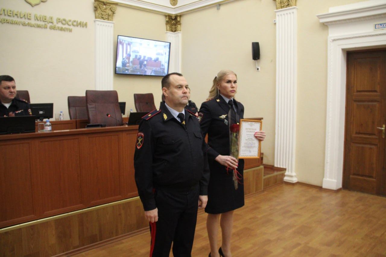 Сегодня в торжественной обстановке начальник УМВД России по Архангельской области генерал-майор полиции Дмитрий Остапенко поздравил личный состав подразделений по контролю за оборотом наркотиков с профессиональным... Сегодня в торжественной обстановке начальник УМВД России по Архангельской области генерал-майор полиции Дмитрий Остапенко поздравил личный состав подразделений по контролю за оборотом наркотиков с профессиональным...