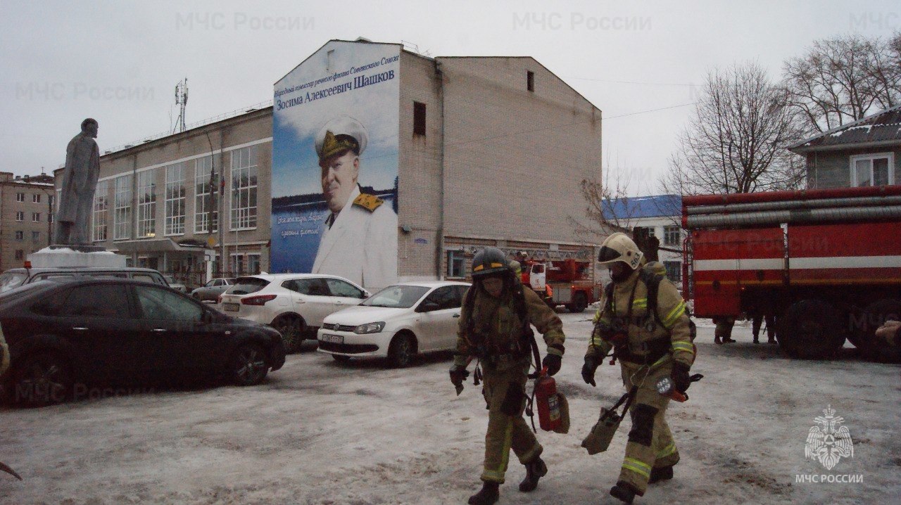 В Котласе прошли масштабные пожарно-тактические учения в Доме культуры В Котласе прошли масштабные пожарно-тактические учения в Доме культуры