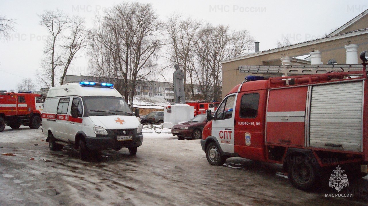 В Котласе прошли масштабные пожарно-тактические учения в Доме культуры В Котласе прошли масштабные пожарно-тактические учения в Доме культуры