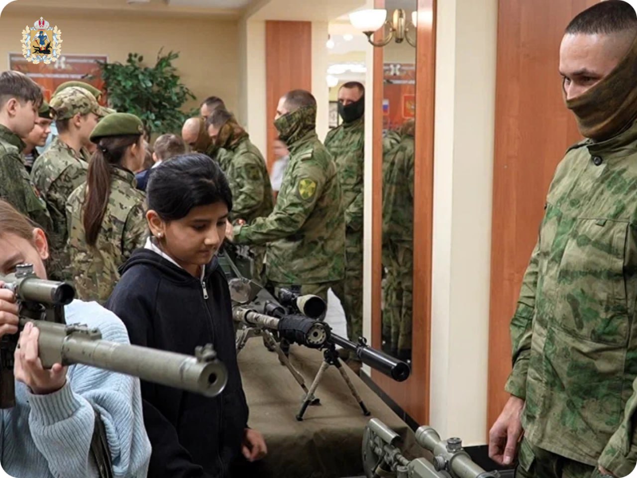 Спецназовцы Росгвардии провели для школьников из Архангельска и Новодвинска патриотическую экскурсию в отряде «Ратник», приуроченную ко Дню Героев Отечества Спецназовцы Росгвардии провели для школьников из Архангельска и Новодвинска патриотическую экскурсию в отряде «Ратник», приуроченную ко Дню Героев Отечества