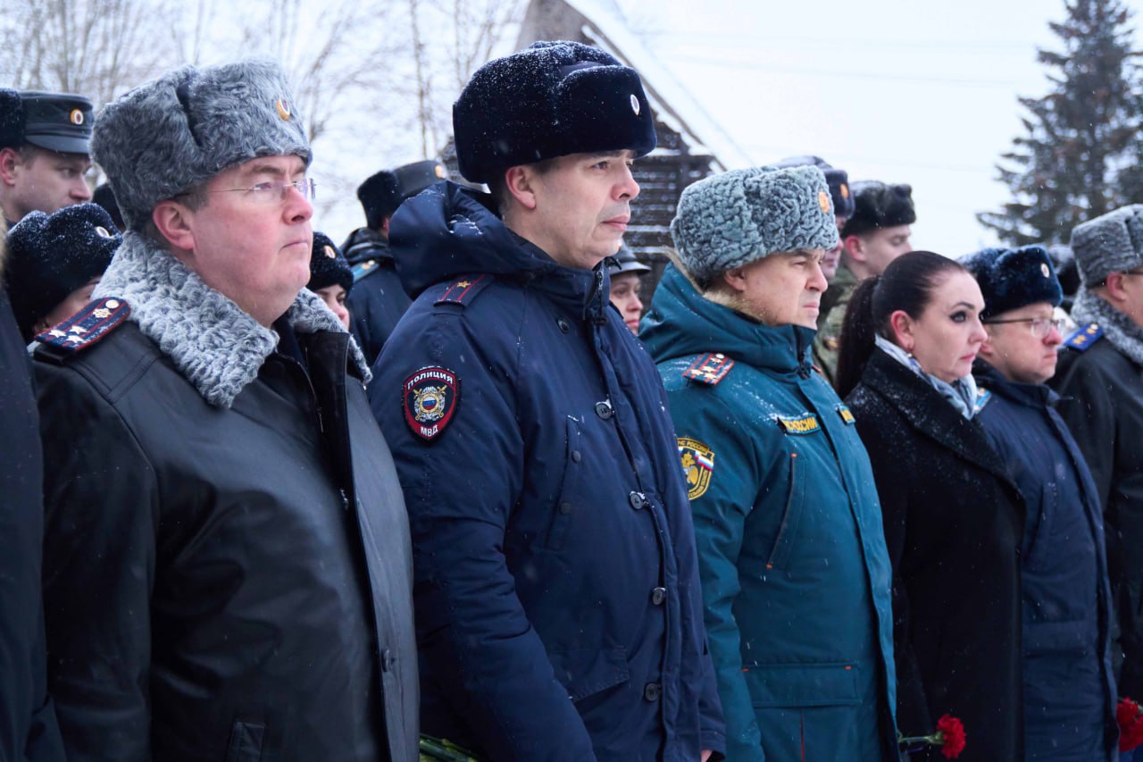 Руководители УМВД России по Архангельской области почтили память Героев Отечества