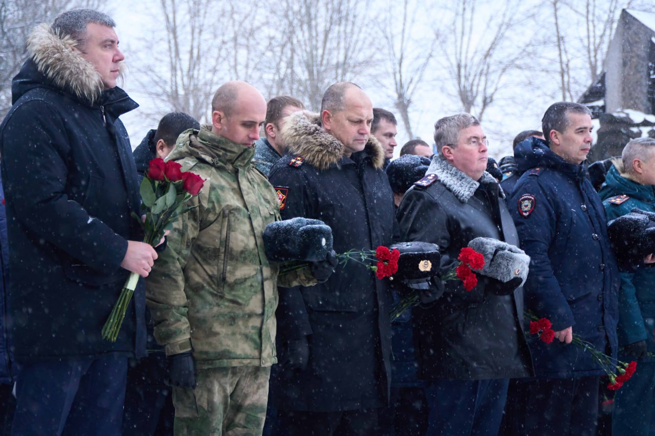 Руководители УМВД России по Архангельской области почтили память Героев Отечества Руководители УМВД России по Архангельской области почтили память Героев Отечества