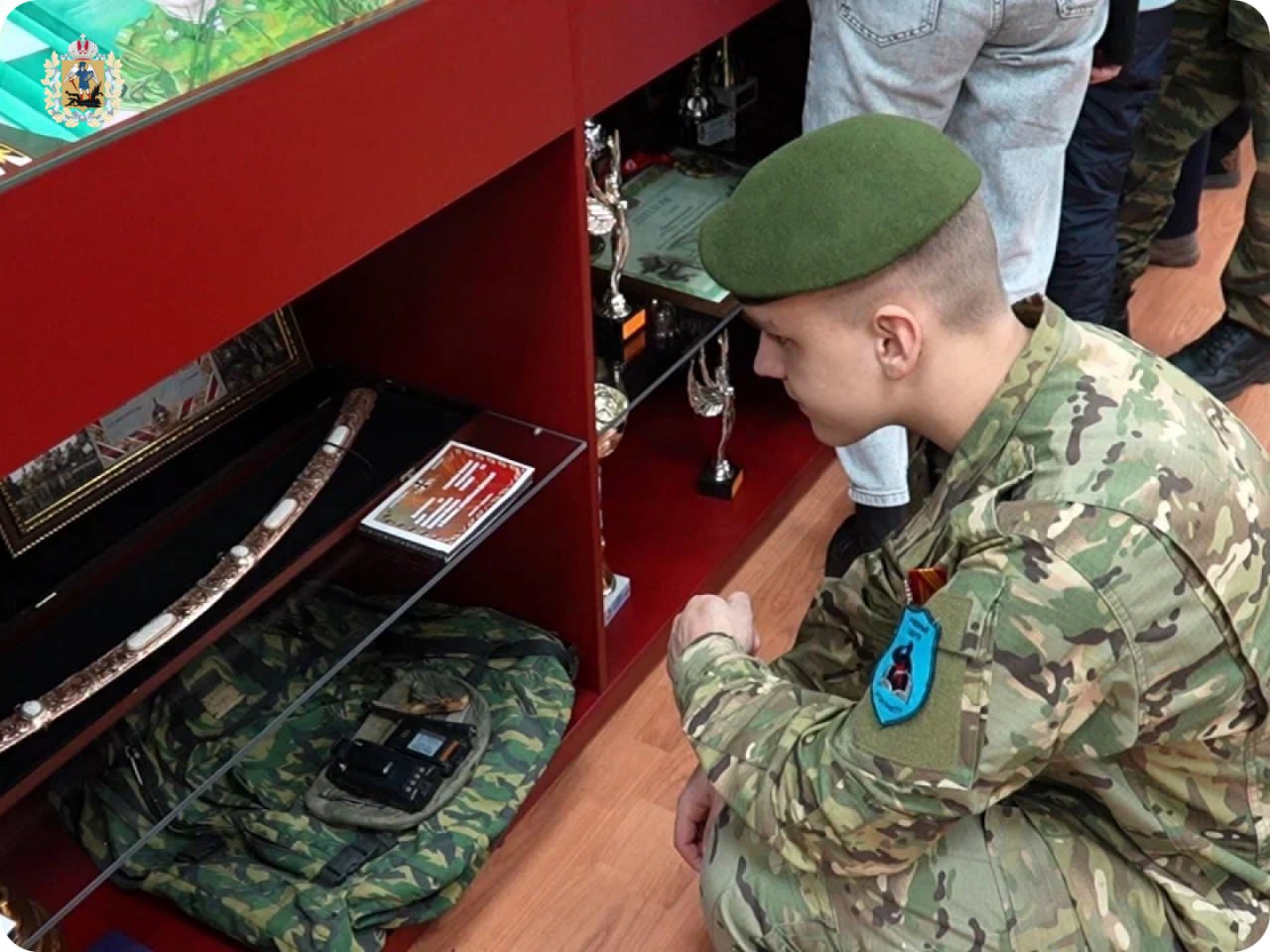 Спецназовцы Росгвардии провели для школьников из Архангельска и Новодвинска патриотическую экскурсию в отряде «Ратник», приуроченную ко Дню Героев Отечества Спецназовцы Росгвардии провели для школьников из Архангельска и Новодвинска патриотическую экскурсию в отряде «Ратник», приуроченную ко Дню Героев Отечества