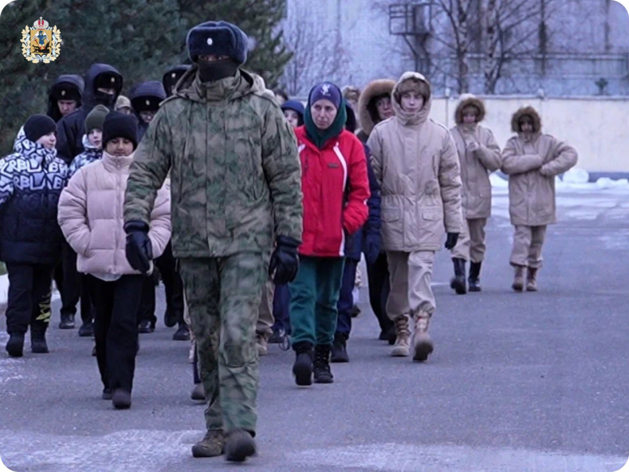 Спецназовцы Росгвардии провели для школьников из Архангельска и Новодвинска патриотическую экскурсию в отряде «Ратник», приуроченную ко Дню Героев Отечества Спецназовцы Росгвардии провели для школьников из Архангельска и Новодвинска патриотическую экскурсию в отряде «Ратник», приуроченную ко Дню Героев Отечества