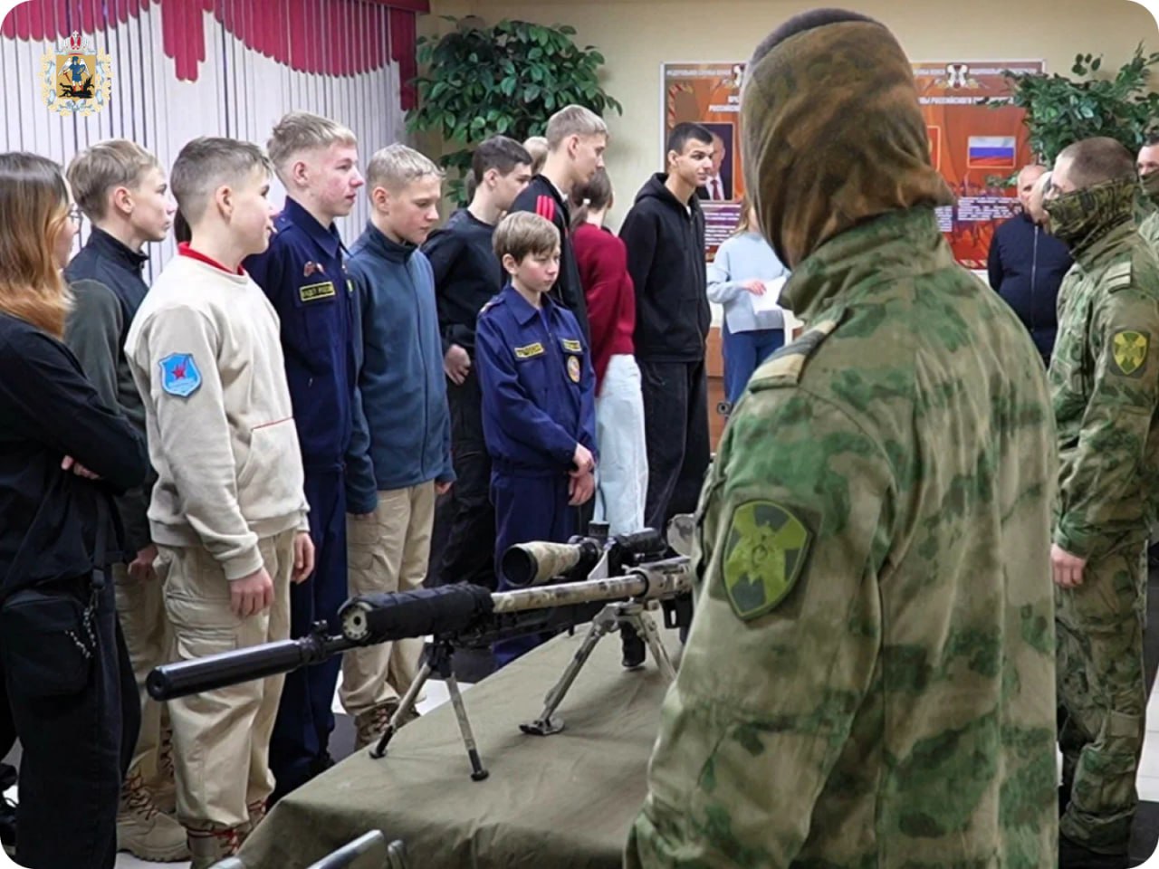 Спецназовцы Росгвардии провели для школьников из Архангельска и Новодвинска патриотическую экскурсию в отряде «Ратник», приуроченную ко Дню Героев Отечества
