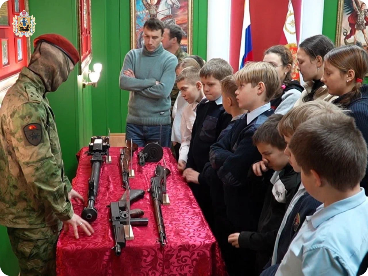 Спецназовцы Росгвардии провели для школьников из Архангельска и Новодвинска патриотическую экскурсию в отряде «Ратник», приуроченную ко Дню Героев Отечества Спецназовцы Росгвардии провели для школьников из Архангельска и Новодвинска патриотическую экскурсию в отряде «Ратник», приуроченную ко Дню Героев Отечества