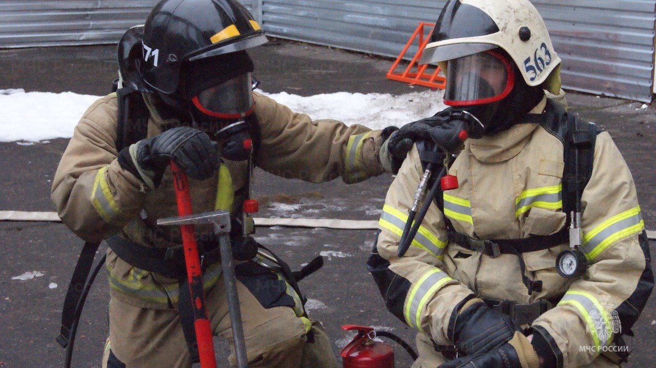 В Котласе прошли масштабные пожарно-тактические учения в Доме культуры В Котласе прошли масштабные пожарно-тактические учения в Доме культуры