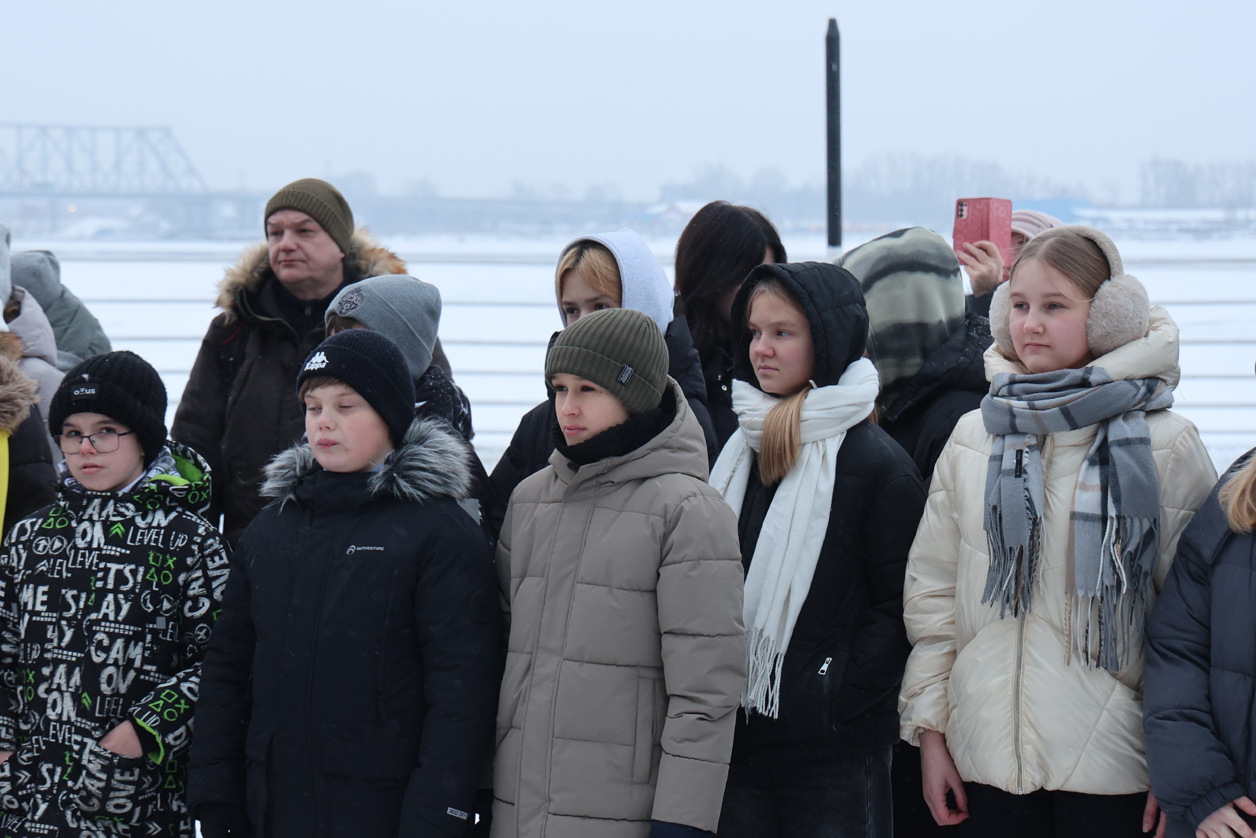 Первые гости у Робинзона! Сегодня в сквере «Добро» архангельские школьники встретились с известным скульптором Сергеем Сюхиным - автором композиции, посвящённой главному герою знаменитого романа Даниэля Дефо Первые гости у Робинзона! Сегодня в сквере «Добро» архангельские школьники встретились с известным скульптором Сергеем Сюхиным - автором композиции, посвящённой главному герою знаменитого романа Даниэля Дефо
