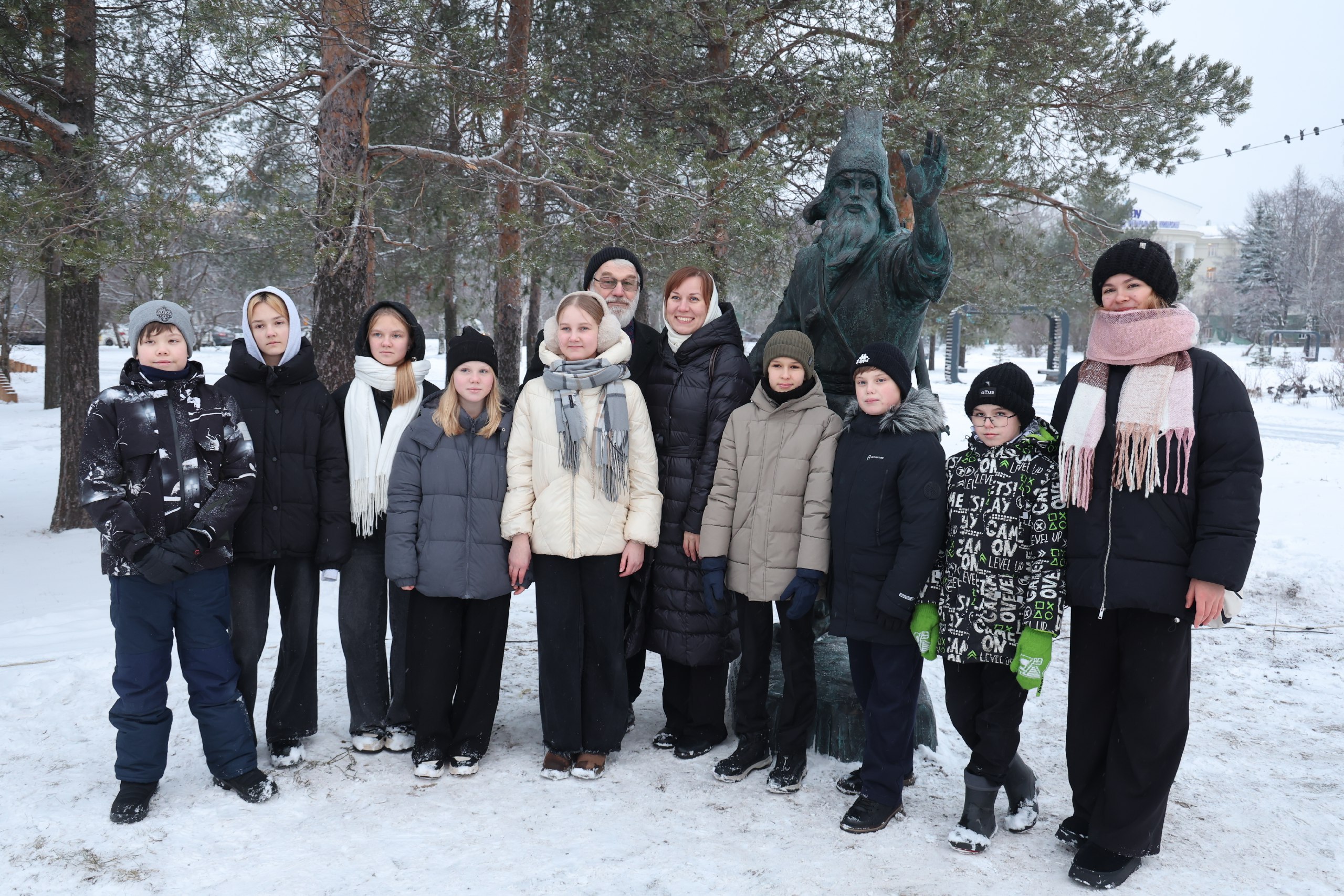 Первые гости у Робинзона! Сегодня в сквере «Добро» архангельские школьники встретились с известным скульптором Сергеем Сюхиным - автором композиции, посвящённой главному герою знаменитого романа Даниэля Дефо Первые гости у Робинзона! Сегодня в сквере «Добро» архангельские школьники встретились с известным скульптором Сергеем Сюхиным - автором композиции, посвящённой главному герою знаменитого романа Даниэля Дефо