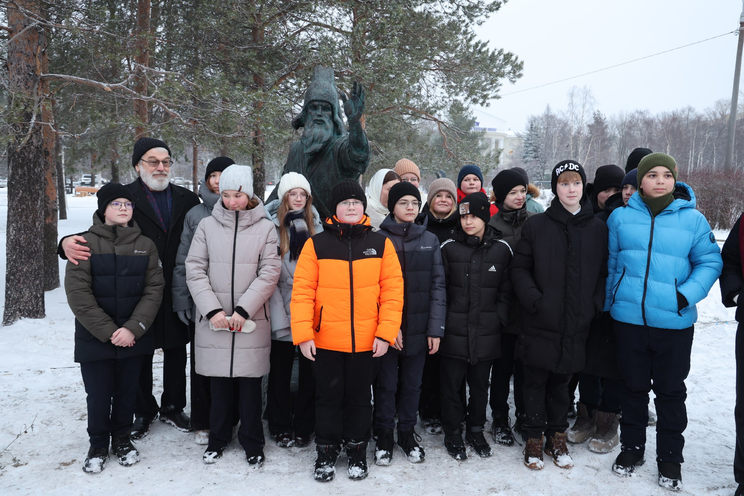 Первые гости у Робинзона! Сегодня в сквере «Добро» архангельские школьники встретились с известным скульптором Сергеем Сюхиным - автором композиции, посвящённой главному герою знаменитого романа Даниэля Дефо Первые гости у Робинзона! Сегодня в сквере «Добро» архангельские школьники встретились с известным скульптором Сергеем Сюхиным - автором композиции, посвящённой главному герою знаменитого романа Даниэля Дефо
