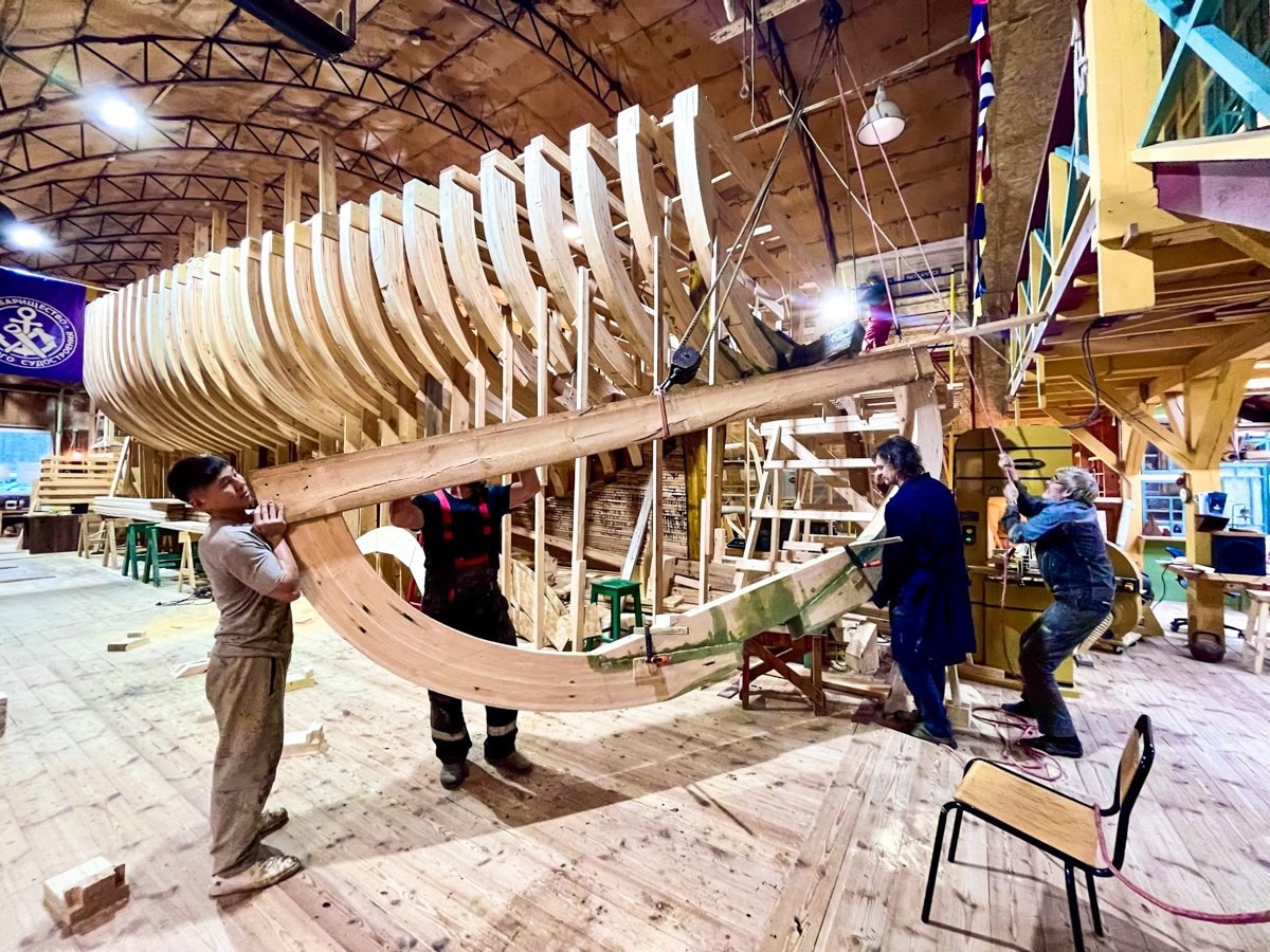 На верфи Товарищества поморского судостроения состоится презентация проекта «Пора топора» — летней плотницкой школы в Кенозерском национальном парке На верфи Товарищества поморского судостроения состоится презентация проекта «Пора топора» — летней плотницкой школы в Кенозерском национальном парке