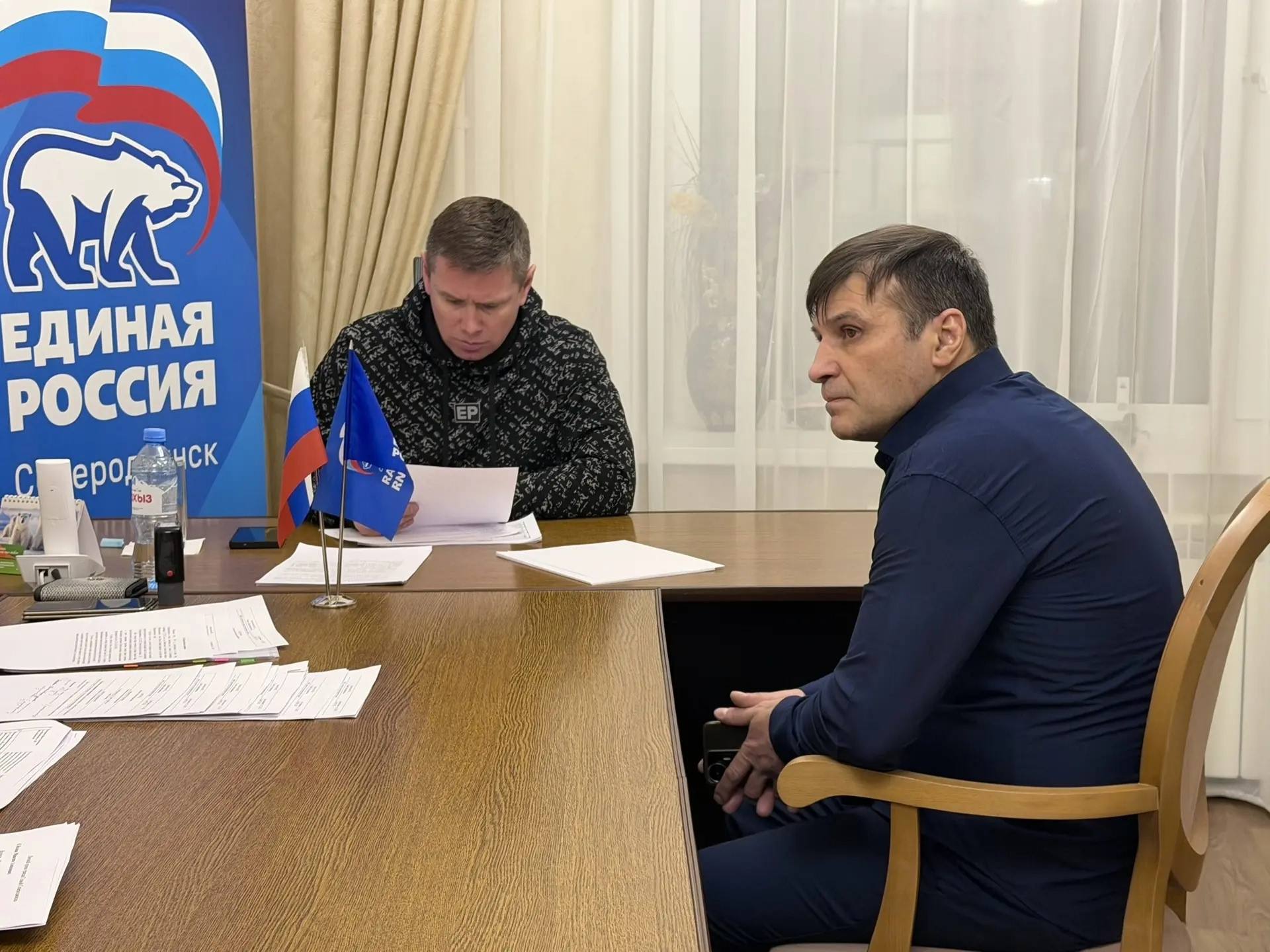 Игорь Арсентьев: Сегодня в общественной приемной партии "Единая Россия" провел дополнительный личный прием с жителями, чтобы сократить очередь заявителей Игорь Арсентьев: Сегодня в общественной приемной партии "Единая Россия" провел дополнительный личный прием с жителями, чтобы сократить очередь заявителей