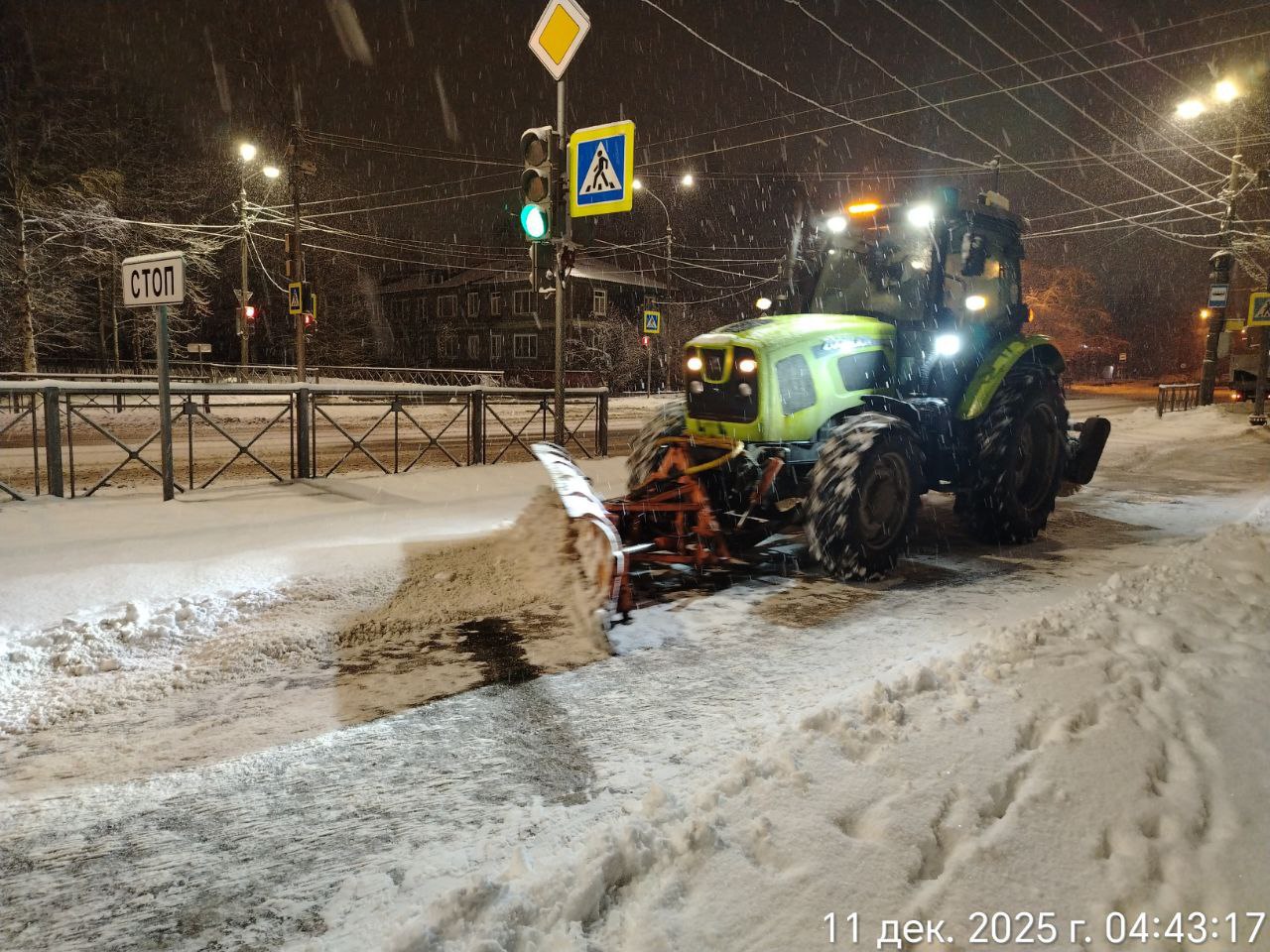 Уборка тротуаров, дорог и мостов сегодня находится на особом контроле