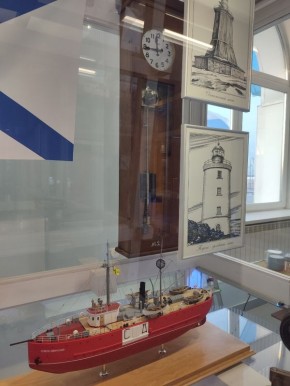 В постоянной экспозиции Северного морского музея появились часы с Жижгинского маяка