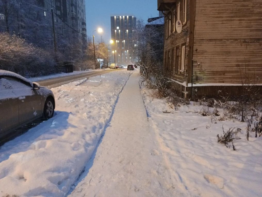 Уборка тротуаров, дорог и мостов сегодня находится на особом контроле Уборка тротуаров, дорог и мостов сегодня находится на особом контроле