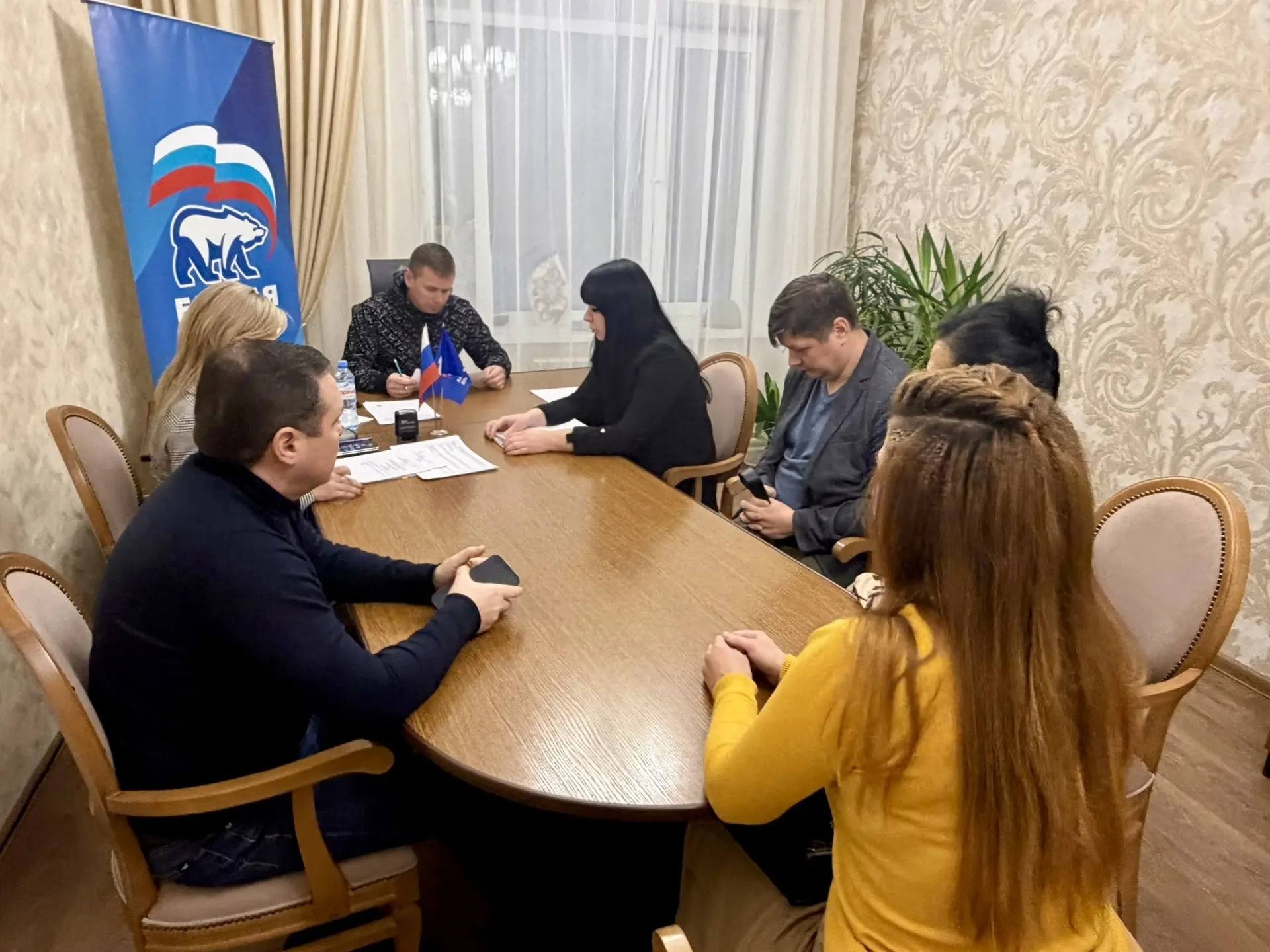 Игорь Арсентьев: Сегодня в общественной приемной партии "Единая Россия" провел дополнительный личный прием с жителями, чтобы сократить очередь заявителей