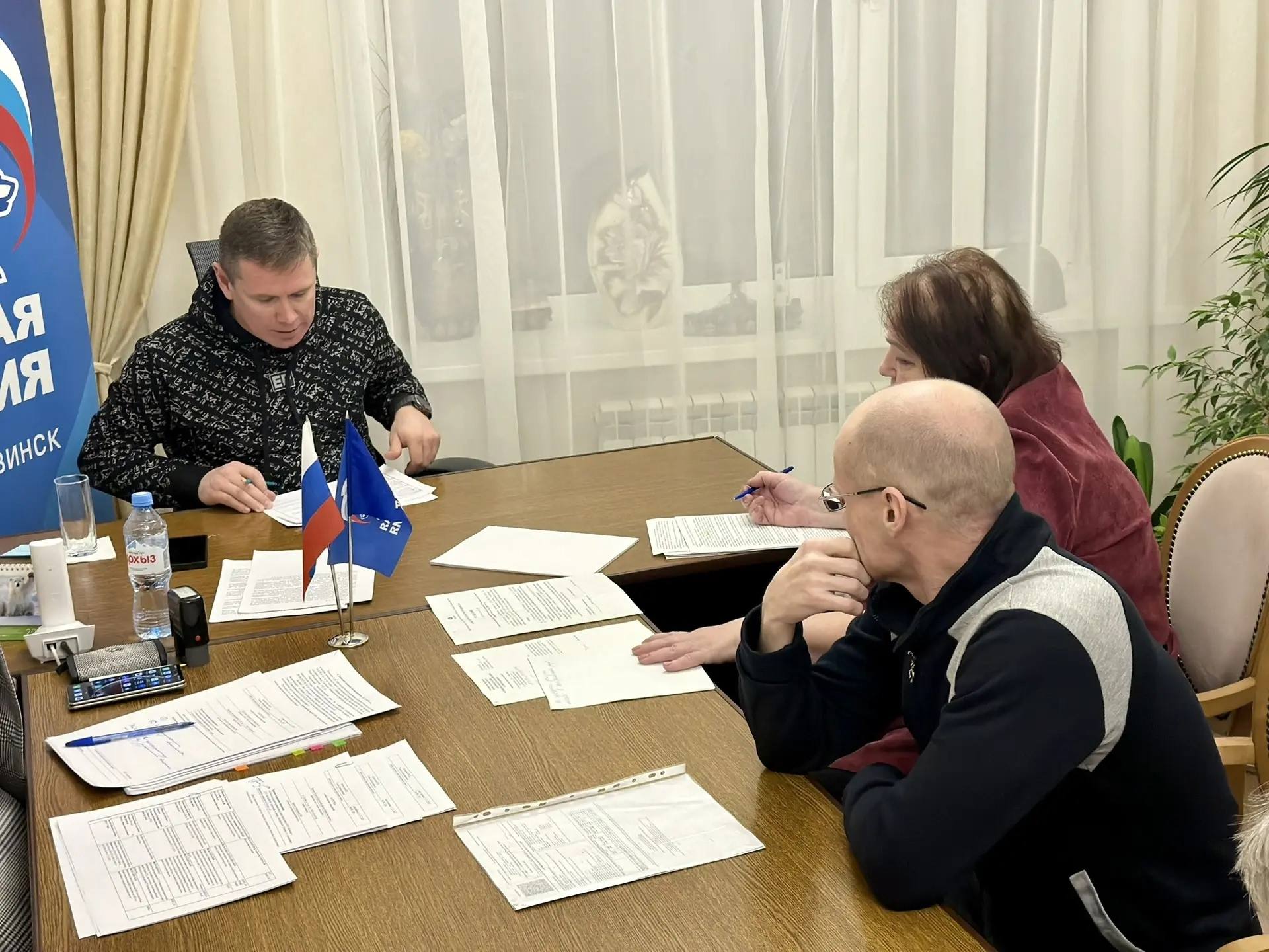 Игорь Арсентьев: Сегодня в общественной приемной партии "Единая Россия" провел дополнительный личный прием с жителями, чтобы сократить очередь заявителей Игорь Арсентьев: Сегодня в общественной приемной партии "Единая Россия" провел дополнительный личный прием с жителями, чтобы сократить очередь заявителей