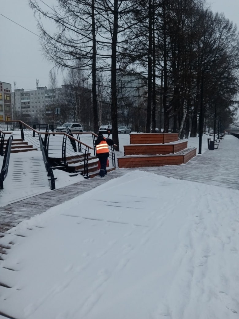 Уборка тротуаров, дорог и мостов сегодня находится на особом контроле Уборка тротуаров, дорог и мостов сегодня находится на особом контроле