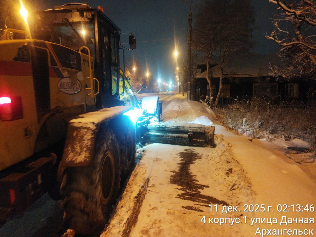 Уборка тротуаров, дорог и мостов сегодня находится на особом контроле Уборка тротуаров, дорог и мостов сегодня находится на особом контроле