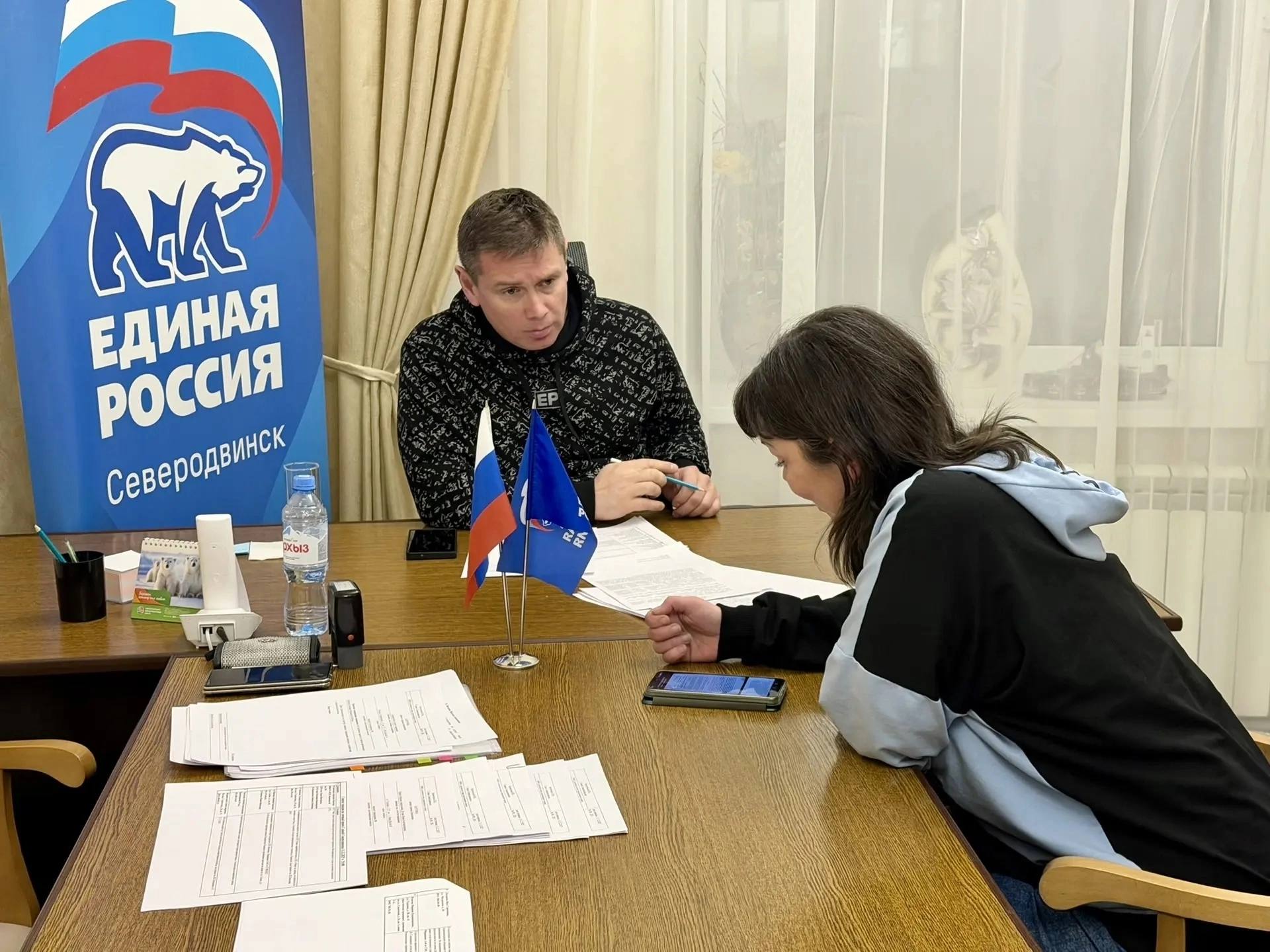 Игорь Арсентьев: Сегодня в общественной приемной партии "Единая Россия" провел дополнительный личный прием с жителями, чтобы сократить очередь заявителей Игорь Арсентьев: Сегодня в общественной приемной партии "Единая Россия" провел дополнительный личный прием с жителями, чтобы сократить очередь заявителей