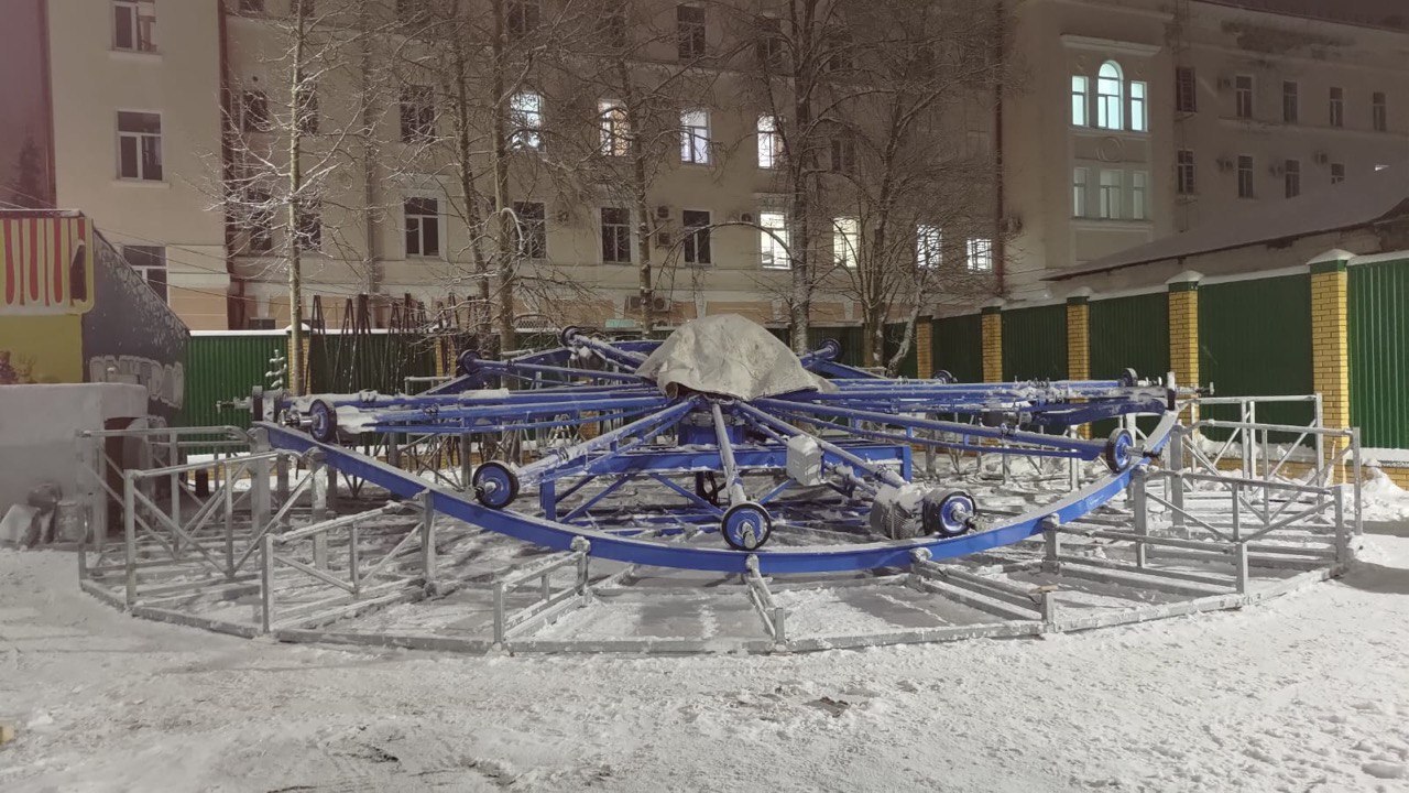 Весёлый и скоростной: в «Потешном дворе» устанавливают новый аттракцион!