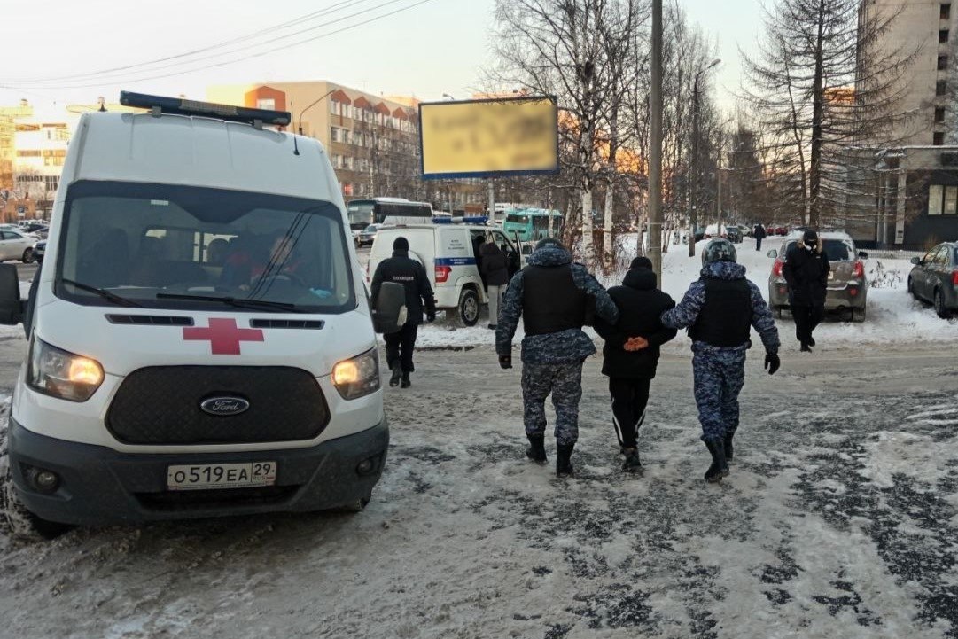 В Архангельске Росгвардия задержала вооружённого мужчину, атаковавшего бригаду скорой помощи В Архангельске Росгвардия задержала вооружённого мужчину, атаковавшего бригаду скорой помощи