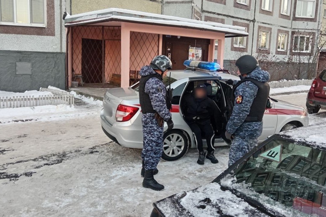 В Архангельске Росгвардия задержала вооружённого мужчину, атаковавшего бригаду скорой помощи