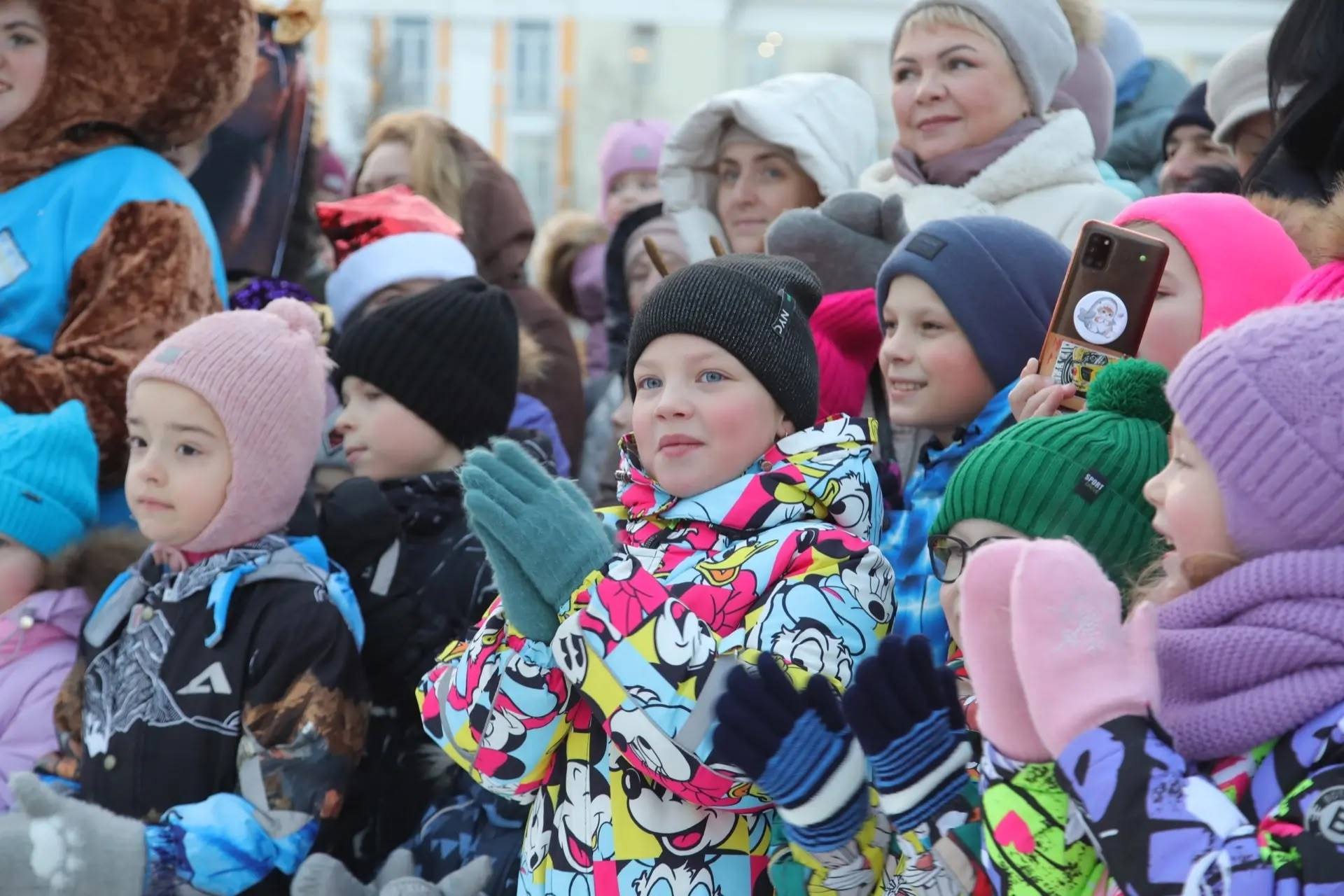 Игорь Арсентьев: Искренний смех и детское удивление сегодня на площади Победы, ведь на главной городской ёлке зажглись огни Игорь Арсентьев: Искренний смех и детское удивление сегодня на площади Победы, ведь на главной городской ёлке зажглись огни