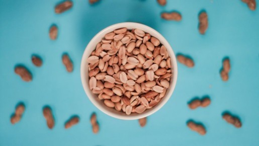 Так чистят арахис опытные хозяйки: вся шелуха сойдет за пару секунд