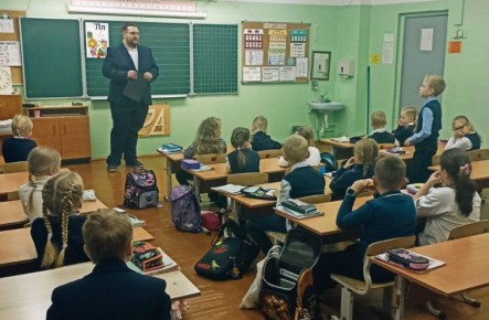 Следователь следственного отдела по Соломбальскому округу города Архангельска провел правовое занятие для первоклассников