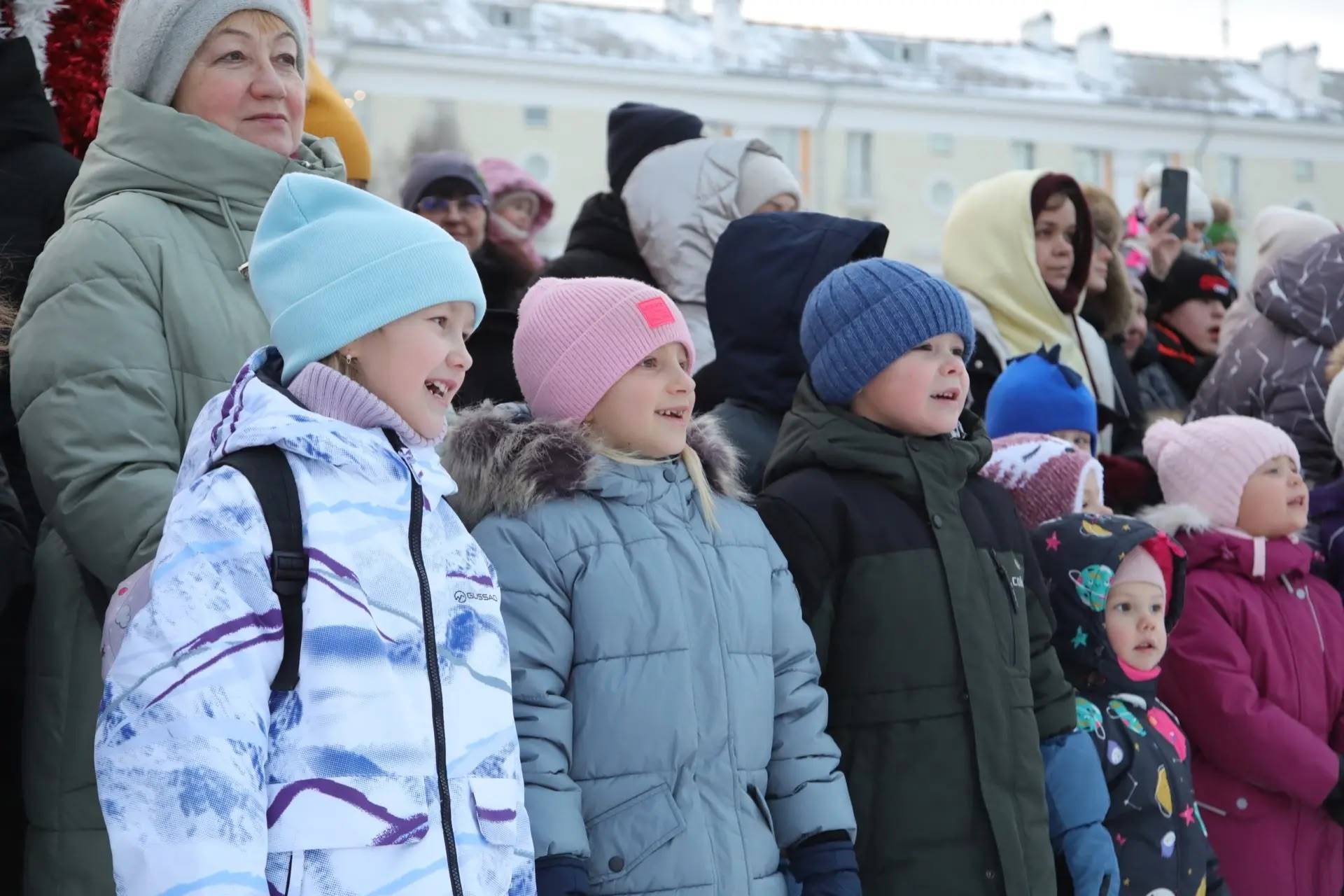 Игорь Арсентьев: Искренний смех и детское удивление сегодня на площади Победы, ведь на главной городской ёлке зажглись огни Игорь Арсентьев: Искренний смех и детское удивление сегодня на площади Победы, ведь на главной городской ёлке зажглись огни