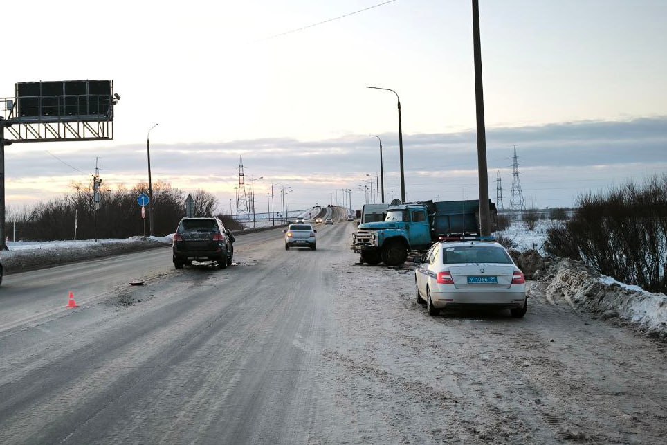 13 декабря около 12:40 в полицию поступило сообщение о столкновении двух транспортных средств в районе деревни Большая Корзиха