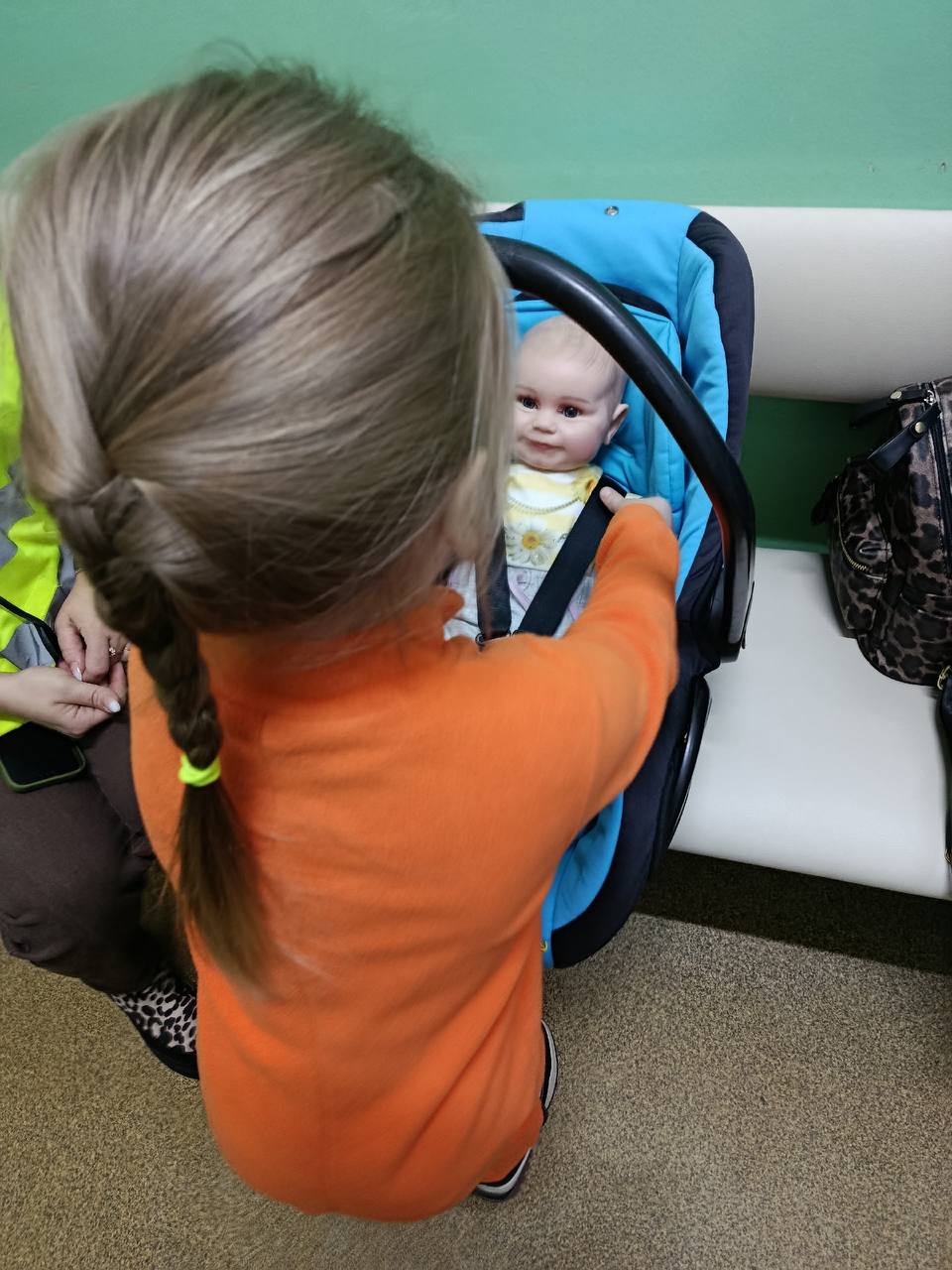 В детских поликлиниках поселка Вычегодский и г. Котласа инспектором по пропаганде БДД отдела Госавтоинспекции МО МВД России «Котласский» Светланой Илецкой и специалистом по профилактике ДДТТ Анной Невоструевой проведены... В детских поликлиниках поселка Вычегодский и г. Котласа инспектором по пропаганде БДД отдела Госавтоинспекции МО МВД России «Котласский» Светланой Илецкой и специалистом по профилактике ДДТТ Анной Невоструевой проведены...