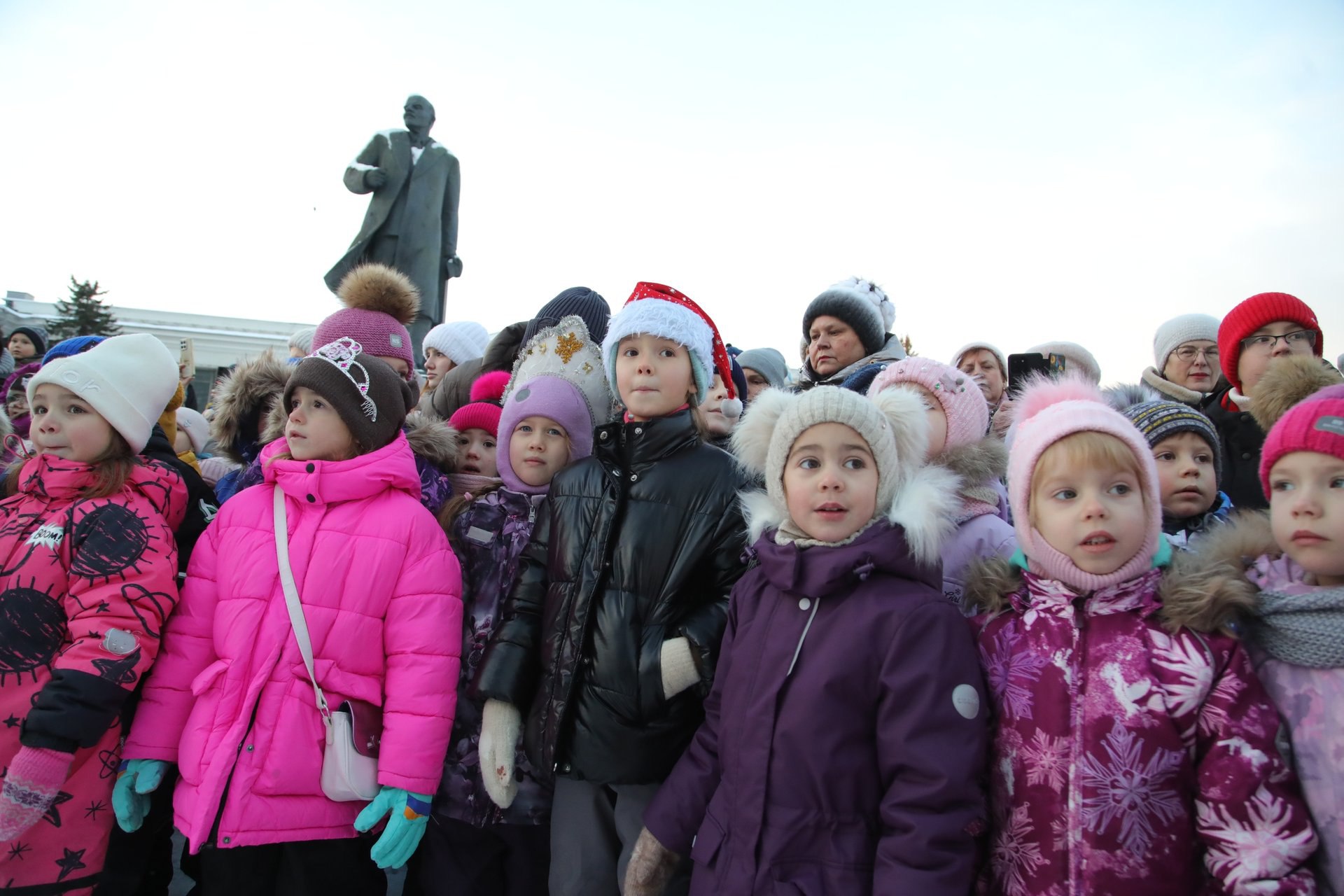 На площади Победы зажгла свои огни главная ёлка Северодвинска На площади Победы зажгла свои огни главная ёлка Северодвинска