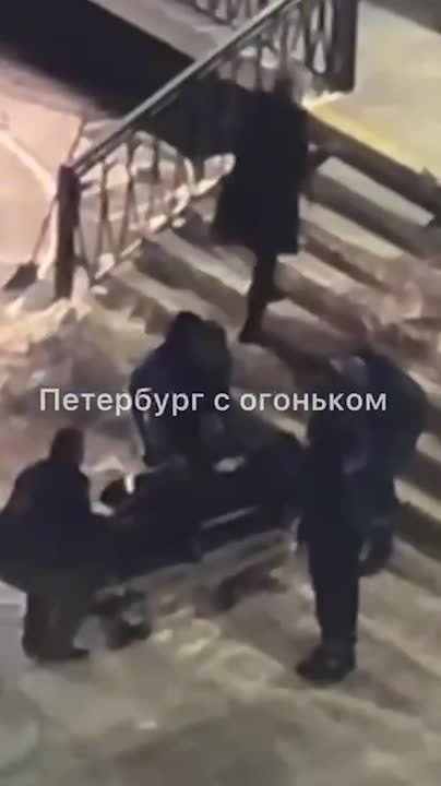 СМИ: в Петербурге школьник напал на учительницу с ножом – детей заперли в спортзале