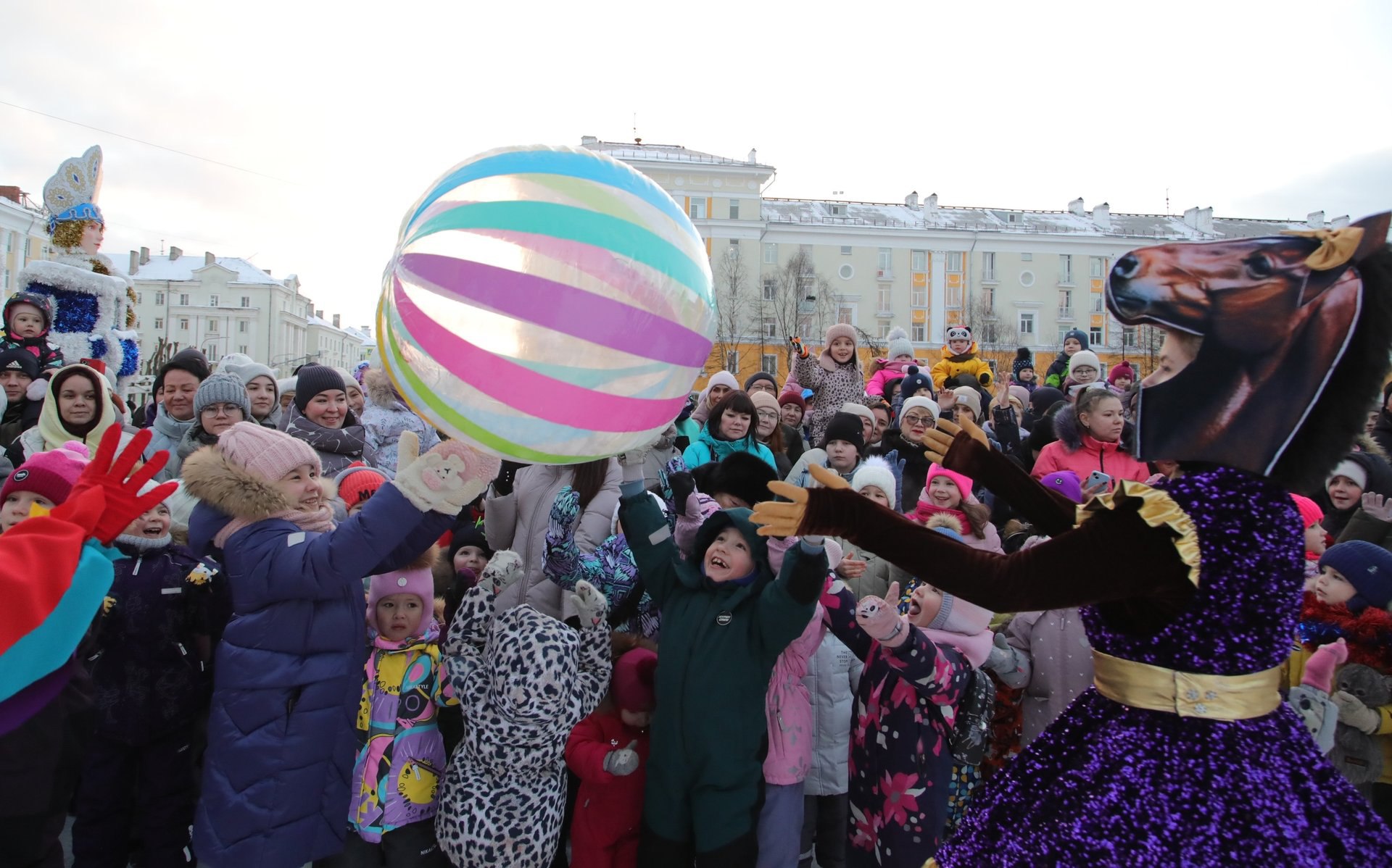 На площади Победы зажгла свои огни главная ёлка Северодвинска На площади Победы зажгла свои огни главная ёлка Северодвинска