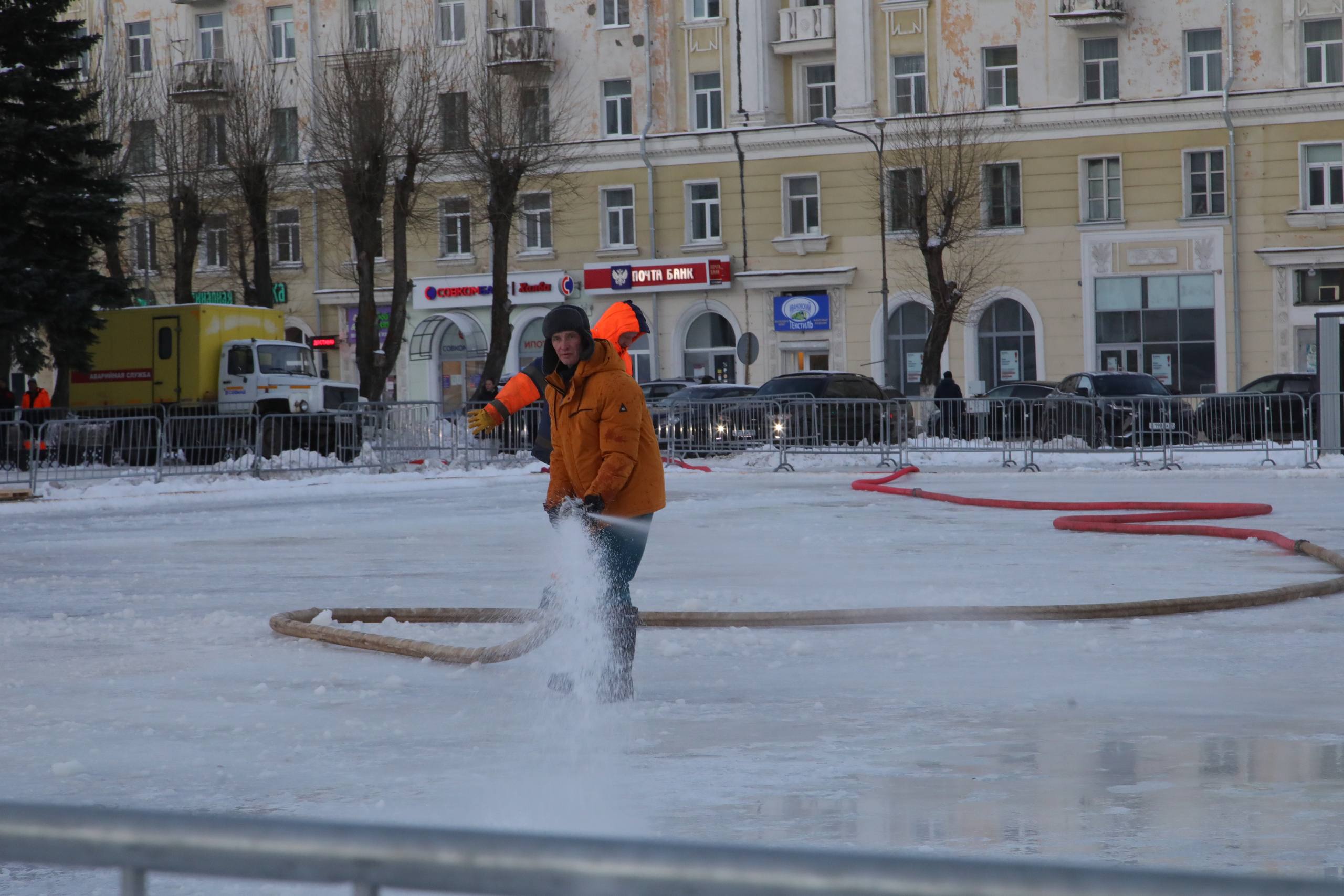 Игорь Арсентьев: Началась заливка катка на площади Победы Игорь Арсентьев: Началась заливка катка на площади Победы