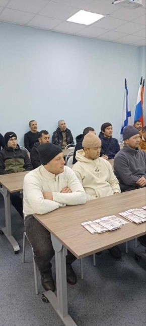 Сотрудники городской администрации и отдела по вопросам миграции УМВД России провели лекции для иностранных граждан