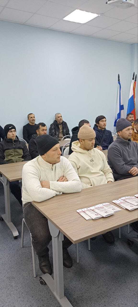 Сотрудники городской администрации и отдела по вопросам миграции УМВД России провели лекции для иностранных граждан