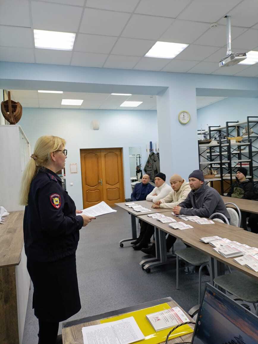 Сотрудники городской администрации и отдела по вопросам миграции УМВД России провели лекции для иностранных граждан Сотрудники городской администрации и отдела по вопросам миграции УМВД России провели лекции для иностранных граждан