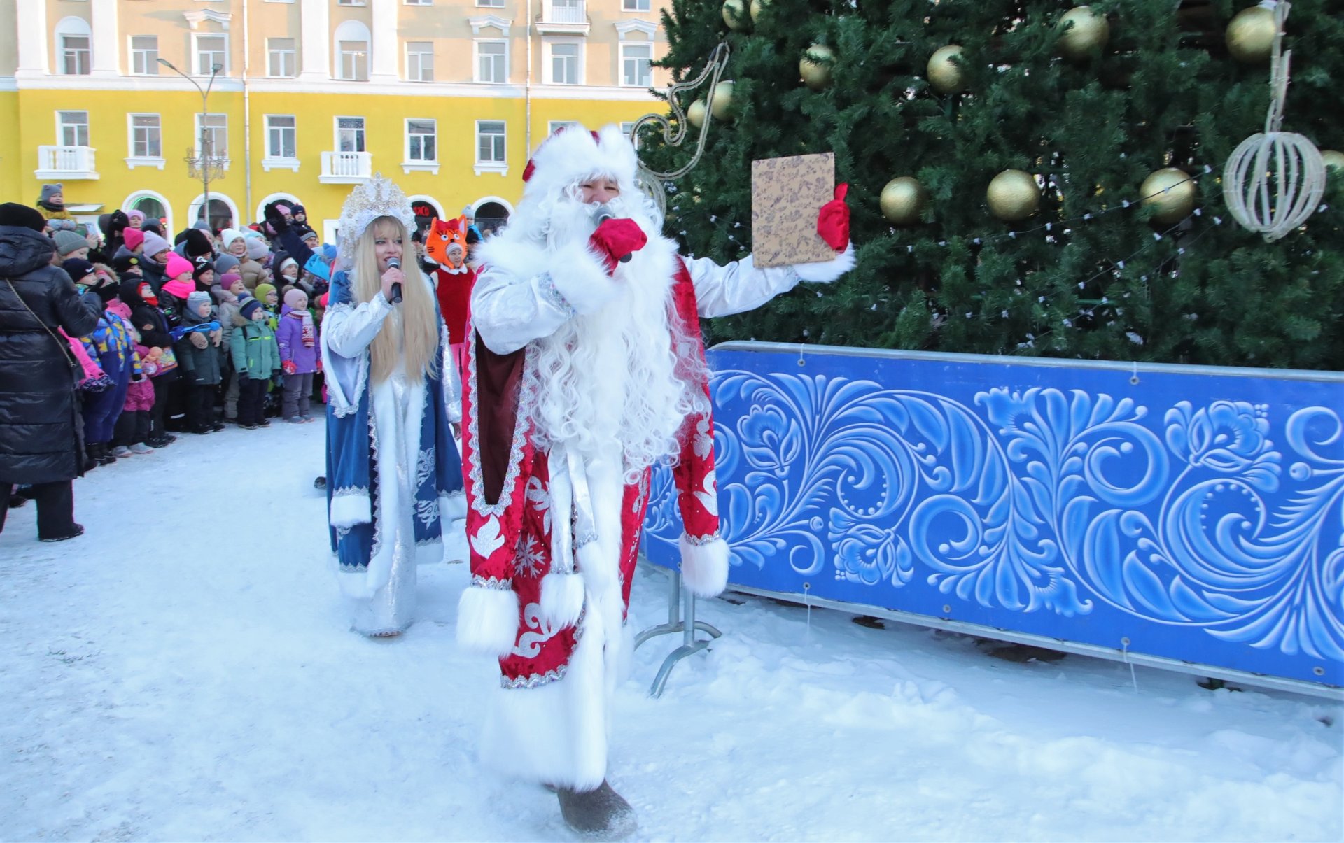 На площади Победы зажгла свои огни главная ёлка Северодвинска На площади Победы зажгла свои огни главная ёлка Северодвинска